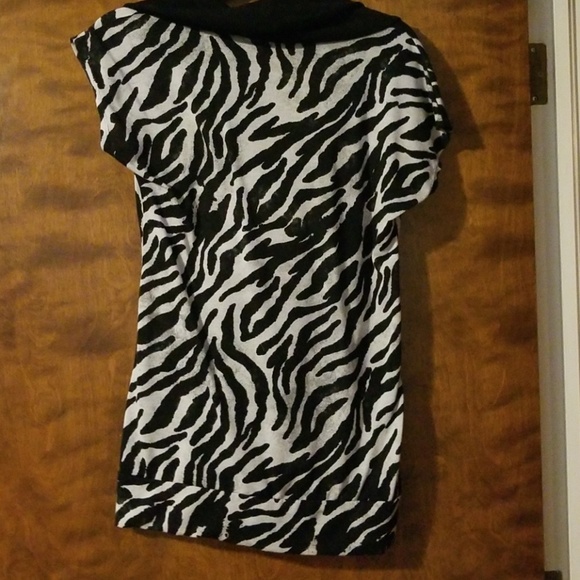 💜3/$20 Zebra print cowl neck shirt - Picture 2 of 5